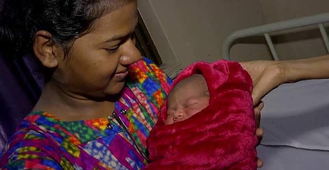 വേദനകള് എല്ലാം മറന്നു; ദുരിതാശ്വാസക്യംപിലെ യുവതിക്ക് ആണ്കുഞ്ഞ്