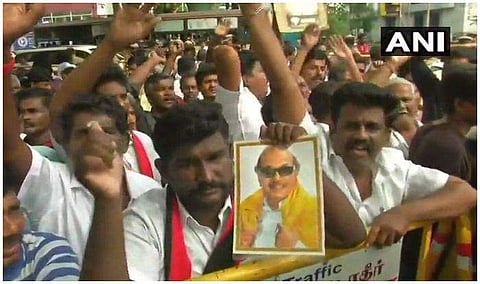 കരുണാനിധിയുടെ നില ഗുരുതരമായി തുടരുന്നു; ആശുപത്രി പരിസരത്തേക്ക് ഡിഎംകെ പ്രവര്ത്തകരുടെ ഒഴുക്ക്