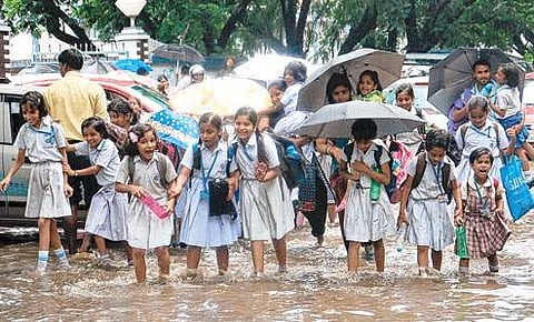 കനത്ത മഴ; വിദ്യാഭ്യാസ സ്ഥാപനങ്ങള്ക്ക് അവധി; ഹയര്സെക്കന്ഡറി ഇംപ്രൂവ്മെന്റ് പരീക്ഷകള് മാറ്റി