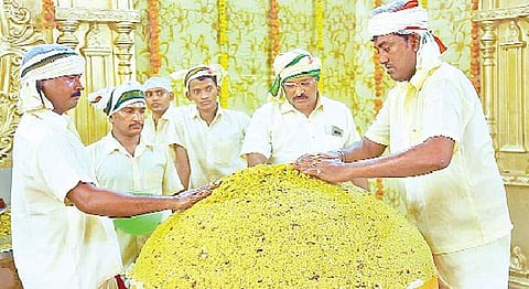 ഗണേശ ചതുര്ത്ഥിയോടനുബന്ധിച്ച് ഹൈദരാബാദിലേക്ക് എത്തിയത് 580 കിലോ ഭാരമുള്ള ലഡ്ഡു
