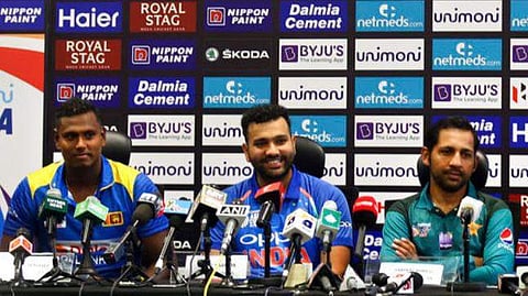 മൈക്ക് ഓണ് ആയിരിക്കെ രോഹിത്തിന്റേയും മാത്യുസിന്റേയും ചര്ച്ച, അതിനിടയിലേക്ക് സര്ഫ്രാസും