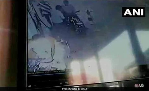 പെട്രോള് പമ്പില് വെച്ച് ബൈക്കിന് തീപിടിച്ചു, ഒഴിവായത് വന് ദുരന്തം: ഞെട്ടിപ്പിക്കുന്ന ദൃശ്യങ്ങള്