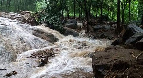 ഉരുള് പൊട്ടലിനും വെള്ളപ്പൊക്കത്തിനും സാധ്യത : ആറ് ജില്ലകളില് യെല്ലോ അലര്ട്ട് , ഇടുക്കിയില് അതിശക്ത മഴയ്ക്ക് സാധ്യതയെന്ന് മുന്നറിയിപ്പ്