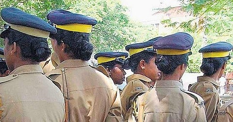 പഴയ കെട്ടിടത്തില് ആളനക്കം, സംശയം തോന്നി പരിശോധിച്ചപ്പോള് ചാരായം വാറ്റ്; നാലു പേര് അറസ്റ്റില്