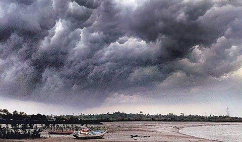 ന്യൂനമര്ദ്ദം ശക്തിപ്പെടാന് സാധ്യത; മുന്നറിയിപ്പുമായി കാലാവസ്ഥ നിരീക്ഷണ കേന്ദ്രം; മത്സ്യതൊഴിലാളികള് കടലില് പോകരുത്