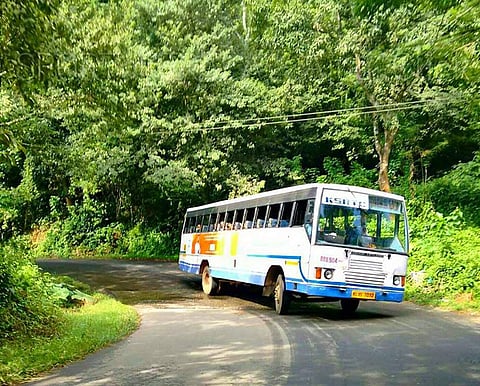 കെഎസ്ആര്ടിസി ബസ്സ് താഴ്ചയിലേക്ക് മറിഞ്ഞു; 20 പേര്ക്ക് പരുക്ക്