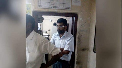 പ്രളയബാധിതര്ക്കുള്ള അവശ്യസാധനങ്ങള് കടത്താന് ശ്രമിച്ചു: വില്ലേജ് അസിസ്റ്റന്റ് ഓഫിസറെ നാട്ടുകാര് പിടികൂടി