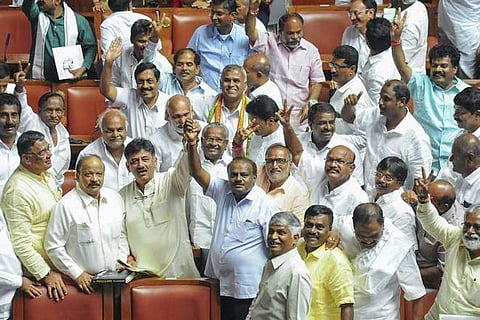 കര്ണാടകയില് നാടകീയ നീക്കങ്ങള്; രണ്ട് സ്വതന്ത്ര എംഎല്എമാര് സര്ക്കാരിനുള്ള പിന്തുണ പിന്വലിച്ചു