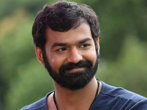 'നമ്മളൊക്കെ മനുഷ്യന്മാരല്ലേ'... ; ചുരുണ്ട മുടിയുള്ള മെലിഞ്ഞ ആ ചെറുപ്പക്കാരന് നടന്നുപോയി