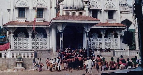 വാവര് പള്ളിയില് സ്ത്രീകള്ക്ക് വിലക്കില്ല, നിയന്ത്രണം നിസ്ക്കാരഹാളില് മാത്രം