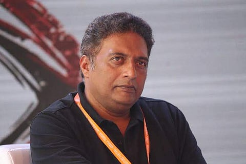 ''കടല്ത്തീരം വൃത്തിയാക്കാന് എന്തിന് അദ്ദേഹത്തെ ഒരു ക്യാമറാ മേനൊപ്പം ഒറ്റക്ക് വിട്ടു?'': പ്രകാശ് രാജ്