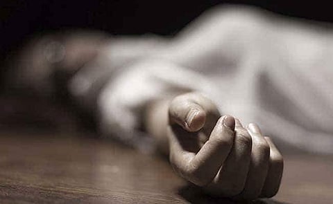 മൂന്നാം ദിവസം ഉയിര്ത്തേഴുന്നേല്ക്കും; അമ്മയുടെ മൃതദേഹത്തിന് സമീപം പ്രാര്ത്ഥനയുമായി ഡോക്ടറായ മകള്; പൊലീസെത്തി മോര്ച്ചറിയിലേക്ക് മാറ്റി