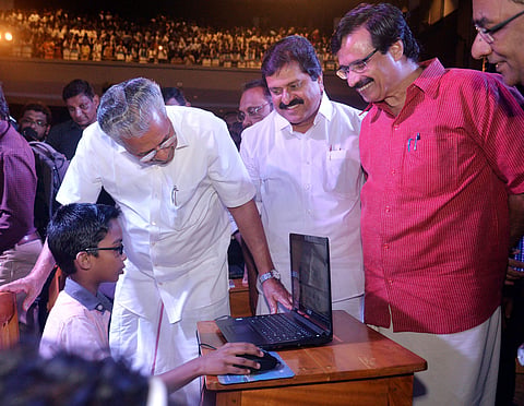 പ്രൈമറി സ്കൂളുകളിലേക്കുള്ള ഹൈടെക് ലാബ് പദ്ധതി ഉദ്ഘാടനം ചെയ്ത ശേഷം വിദ്യാര്ത്ഥിയുമായി സമയം ചെലവിടുന്ന മുഖ്യമന്ത്രിയും വിദ്യാഭ്യാസ മന്ത്രിയും/ ഫയല് ചിത്രം