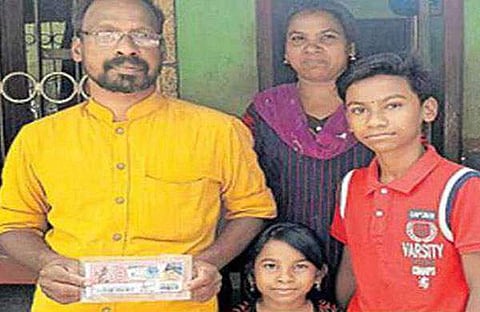 ദുരിതങ്ങള് ഒഴിയാതെ നിന്ന ജീവിതത്തില് ഭാസ്കരന് ഭാഗ്യദേവതയുടെ വെളിച്ചം; വിന്വിന് ലോട്ടറിയുടെ 65 ലക്ഷം വാര്ക്കപ്പണിക്കാരന്