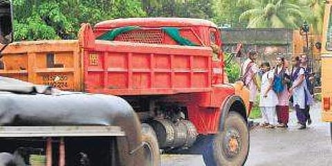 കലക്ടർക്ക് പോലും സൈഡ് കൊടുക്കാതെ ടിപ്പർ ഓട്ടം; വേറിട്ട ശിക്ഷ ഏറ്റുവാങ്ങി യുവാവ്
