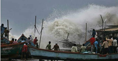 എറണാകുളത്ത് കടല്ക്ഷോഭം ശക്തം; വീടുകളില് വെള്ളം കയറി, കുടുംബങ്ങളെ ക്യാമ്പുകളിലേക്ക് മാറ്റുന്നു