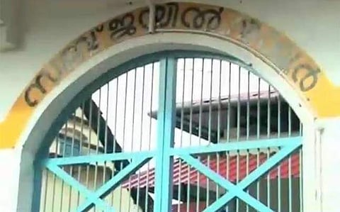 വിയ്യൂര് ജയിലില് തടവുകാര് അസിസ്റ്റന്റ് പ്രിസണ് ഓഫീസറുടെ പല്ല് അടിച്ചിളക്കി; ബ്ലേഡിന് വരഞ്ഞു