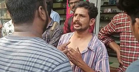 ബസ് യാത്രക്കിടെ പ്ലസ് ടു വിദ്യാര്ഥിനിയെ ശല്യം ചെയ്തു; ബന്ധുക്കള് ബസ് വളഞ്ഞ് പിടികൂടി