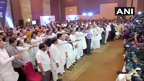 'ഞങ്ങള് 162 പേര് ഇവിടെയുണ്ട്, വന്നു കാണു'; ത്രികക്ഷി സഖ്യത്തിന്റെ ശക്തിപ്രകടനം, പ്രതിജ്ഞ