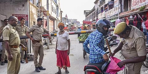 അയോധ്യയില് പരിശോധന നടത്തുന്ന പൊലീസ് ഉദ്യോഗസ്ഥന്/ ചിത്രം: പിടിഐ