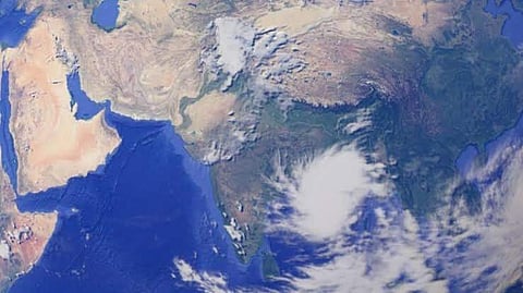 ബുള്ബുള് ചുഴലിക്കാറ്റ് അതിതീവ്രമായി; മഴ കനക്കും, കേരളത്തിലെ വിവിധ ജില്ലകള്ക്ക് മുന്നറിയിപ്പ്