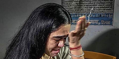 അശ്ലീല പോസ്റ്ററുകളെ കുറിച്ച് ചോദിച്ചു, കുപിതയായ റാബ്റി ദേവി മുടിയില് പിടിച്ചു വലിച്ചു, മര്ദിച്ചു, വീടിന് പുറത്താക്കി; മുന് മുഖ്യമന്ത്രിക്കെതിരെ ഐശ്വര്യ റായ്