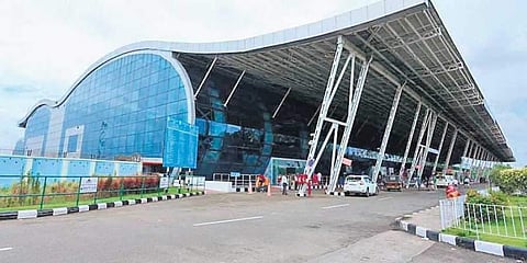 എസ്ഐ ഇരുന്ന സീറ്റിനടിയില് രണ്ട് കിലോ സ്വര്ണം; സഹയാത്രികയും അറസ്റ്റില്