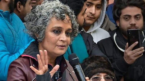 എന്പിആറില് തെറ്റായ വിവരങ്ങള് നല്കാന് ആഹ്വാനം; അരുന്ധതി റോയിക്ക് എതിരെ പരാതി