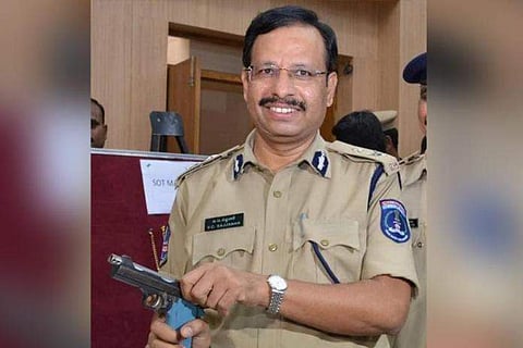 'അവിടെ സജ്ജനാരെന്ന പൊലീസ് ഓഫീസറുണ്ട്, അയാളെ കണ്ടാല് മതി'