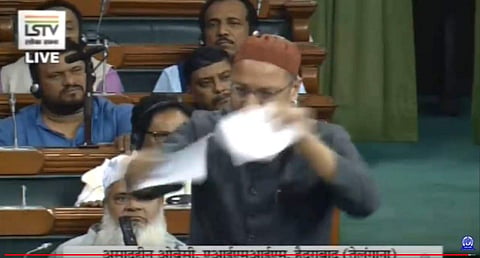 'ഇന്ത്യയെ വീണ്ടും വിഭജിക്കുന്നു'; പൗരത്വ നിയമ ഭേദഗതി ബില് കീറിയെറിഞ്ഞ് ഒവൈസി