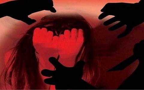 ഒരാഴ്ചയ്ക്കിടെ ഇത് രണ്ടാം തവണ; ട്യൂഷന് പോയ 12 കാരി കൂട്ടബലാത്സംഗത്തിനിരയായി കുറ്റിക്കാട്ടില് മരിച്ച നിലയില്