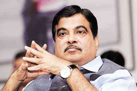 ശാരീരിക അസ്വാസ്ഥ്യം : ദേശീയ ഗാനം ആലപിക്കുന്നതിനിടെ ഗഡ്കരി സീറ്റിലിരുന്നു