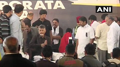 ആന്ധ്രപ്രദേശിന് പ്രത്യേക പദവി : ചന്ദ്രബാബു നായിഡുവിന്റെ നിരാഹാര സത്യാഗ്രഹം തുടങ്ങി