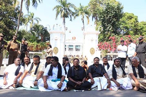 പുതുച്ചേരിയില് ഗവര്ണര്ക്ക് എതിരെ സമരം പ്രഖ്യാപിച്ച് മുഖ്യമന്ത്രിയും മന്ത്രിമാരും: രാജ് നിവാസിന് മുന്നില് ധര്ണ ആരംഭിച്ചു