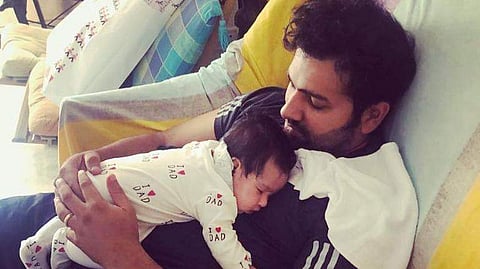 മകളെ നെഞ്ചിലേറ്റി രോഹിത് ശര്മ, ഉറക്കത്തിലെ ചിരിക്ക് പിന്നാലെ വീണ്ടും ഹൃദയം കീഴടക്കി സമയ്റ