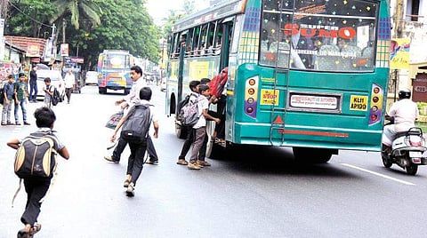 വിദ്യാര്ത്ഥികളോട് എഴുന്നേല്ക്കാന് പറയരുത്: കണ്സഷന്റെ പേരില് ഇരുന്ന് യാത്ര ചെയ്യുന്നത് വിലക്കാന് പാടില്ലെന്ന് ഹൈക്കോടതി