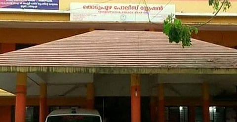 ലോഡ്ജിലെത്തിച്ച് പ്രകൃതിവിരുദ്ധ പീഡനം, ദൃശ്യങ്ങള് മൊബൈലില് പകര്ത്തി: കായിക അധ്യാപകന് പിടിയില്