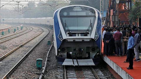 ബ്രേക്ക് ജാമായി, വൈദ്യുതി നിലച്ചു: ആദ്യയാത്രയില് വന്ദേഭാരത് വഴിയില് കുടുങ്ങി