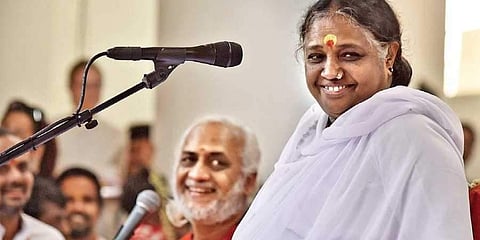 പുല്വാമയില് വീരമൃത്യുവരിച്ച ജവാന്മാരുടെ കുടുംബങ്ങള്ക്ക് താങ്ങായി അമൃതാനന്ദമയിയും; അഞ്ച് ലക്ഷം രൂപ വീതം നല്കും