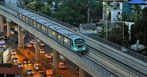 തലചായ്ക്കാന് ഇനി കൊച്ചി മെട്രോയുടെ തൂണുകള്ക്കടിയിലേക്ക് എത്തേണ്ട, ഒഴിപ്പിക്കല് ആരംഭിച്ച് മെട്രോ പൊലീസ്