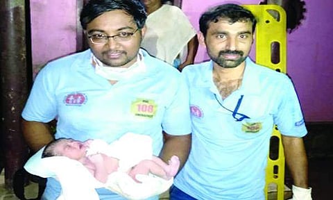 വീട്ടിലേക്ക് വാഹനം എത്തിയില്ല; യുവതിയുടെ പ്രസവമെടുത്ത് 108 ആംബുലന്സ് ജീവനക്കാര്