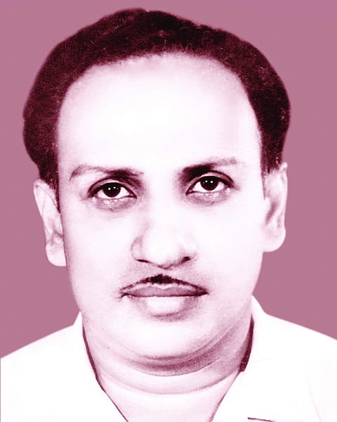 മക്കള് തിലകം പുരട്ചി തലൈവരെ കളത്തില് തളച്ച കഥ!
