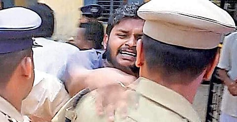 സിപിഎം സമരം തടഞ്ഞ എസ്ഐയ്ക്ക് കരണത്തടി