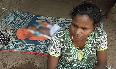 കടവ് കടക്കാന് ബോട്ട് വിട്ടുനല്കിയില്ല; ആദിവാസി യുവതിയെയും നവജാതശിശുവിനെയും ചുമലിലേറ്റി ബന്ധുക്കള് നടന്നത് അഞ്ച് കിലോമീറ്റര്