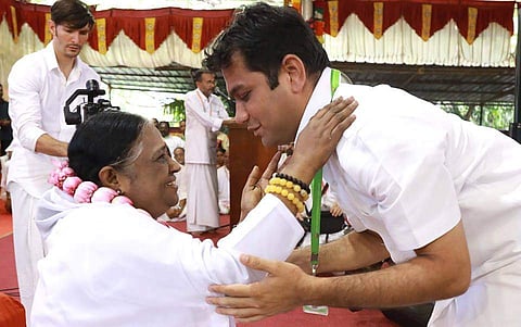 അങ്കം ജയിക്കാന് മാതാഅമൃതാനന്ദമയിയുടെ അനുഗ്രഹം തേടി ഹൈബി ഈഡന്
