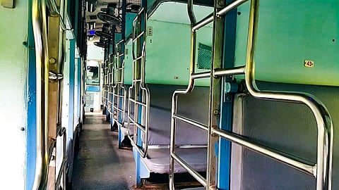 സീറ്റ് വീണ് യാത്രക്കാരന് പരുക്ക്; ബാൻഡ് എയ്ഡും മൂന്ന് ഗുളികയും നൽകി റെയിൽവേ ഈടാക്കിയത് 100 രൂപ; പരാതി