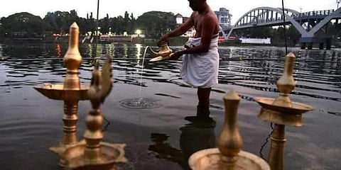 ഇന്ന് ശിവരാത്രി; ബലിതര്പ്പണത്തിനായി ആലുവ മണപ്പുറം ഒരുങ്ങി