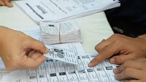 വോട്ട് ചെയ്യാം: സ്വകാര്യ സ്ഥാപനങ്ങളിലെ ജീവനക്കാര്ക്കും ശമ്പളത്തോടെ അവധി