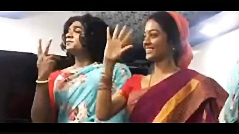സാരിയുടുത്ത് നൃത്തം ചെയ്ത് വിജയ്സേതുപതി, കൂടെ ഗായത്രിയും; സൂപ്പര് ഡീലക്സ് ലൊക്കേഷന് ചിത്രങ്ങള് പുറത്ത്