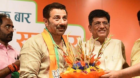 ഇത് എന്റെ പ്രതിനിധി, യോഗങ്ങളില് ഇയാള് പങ്കെടുക്കുമെന്ന് ബിജെപി എംപി; വഞ്ചനയെന്ന് കോണ്ഗ്രസ്